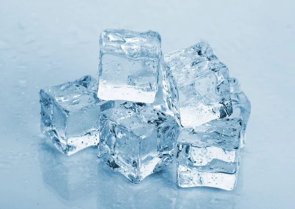 Кубики льда на синем фоне — стоковое фото