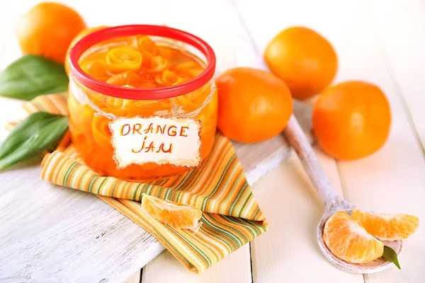 Engarrafamento de laranja com raspas e tangerinas, sobre mesa de madeira branca — Fotografia de Stock