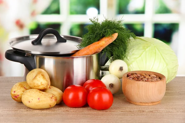 Zutaten zum Kochen von Borschtsch auf dem Tisch in der Küche — Stockfoto