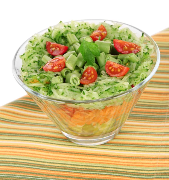 Ízletes saláta, friss zöldségekkel, elszigetelt fehér — Stock Fotó
