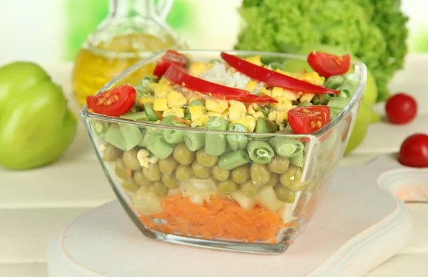 Salada saborosa com legumes frescos na mesa de madeira — Fotografia de Stock