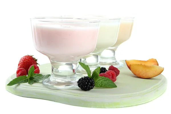 Köstlicher Joghurt mit Früchten und Beeren isoliert auf weiß — Stockfoto