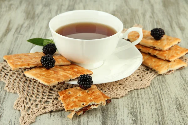 Tazza di tè con biscotti e mora di rovo sul tavolo primo piano — Foto Stock