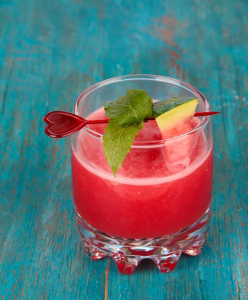 Glas verse watermeloen sap, op houten tafel, op houten achtergrond — Stockfoto