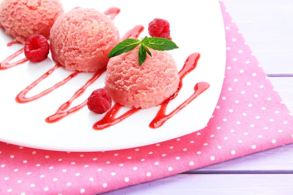 Délicieuse glace sur assiette sur table close-up — Photo