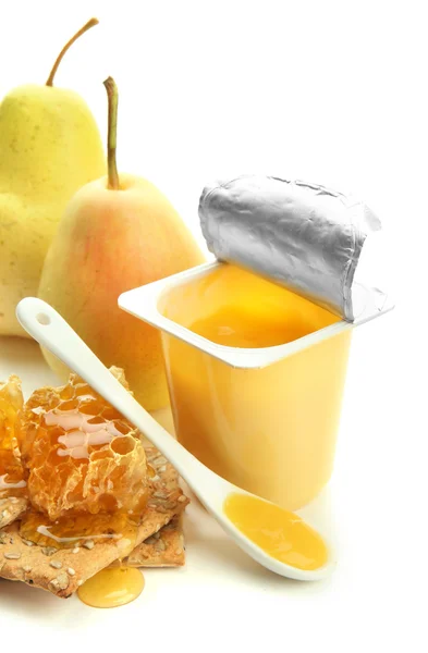 Вкусные десерты в открытых пластиковых чашках и мед расчески, фрукты, изолированные на белом — стоковое фото