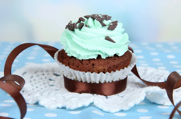 Smakelijke cupcake op tafel op lichte achtergrond — Stockfoto