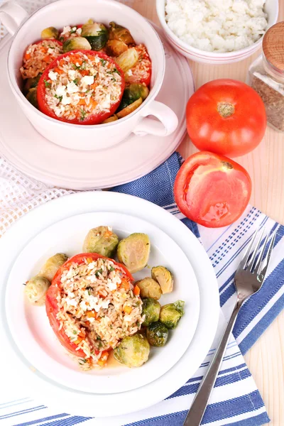 Gevulde tomaten in plaat en pan op houten tafel close-up — Stockfoto