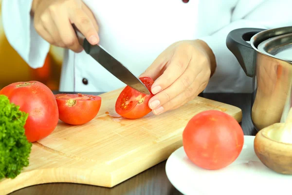 Vařit ruce řezání rajče — Stock fotografie