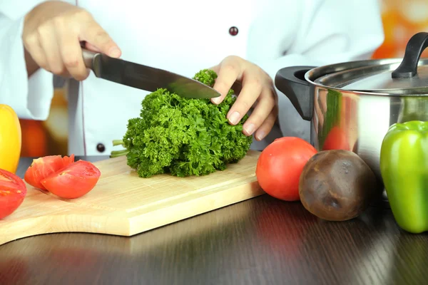 Mãos de cozinheiro salsa de corte — Fotografia de Stock