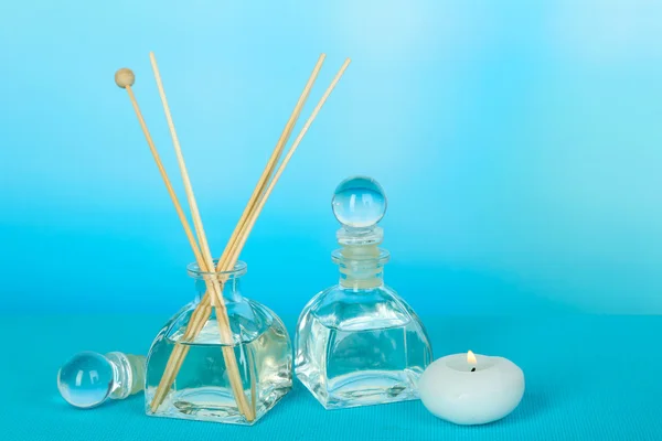 Aromatische Sticks für zu Hause auf blauem Hintergrund — Stockfoto
