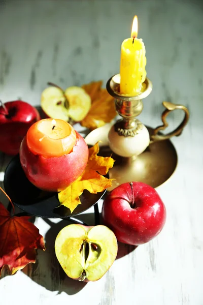 Состав с яблоками и свечами на деревянном фоне — стоковое фото