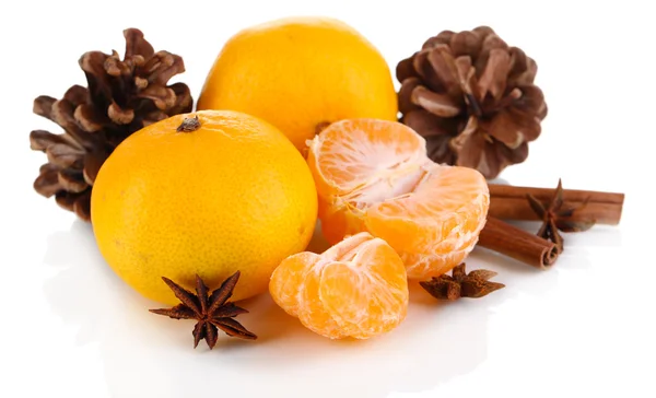 Kerstmis samenstelling met mandarijnen geïsoleerde Wit — Stockfoto