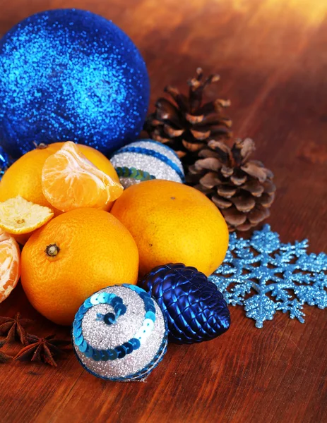 Christmas tangerines and Christmas toys on wooden table close-up — Stock Photo, Image