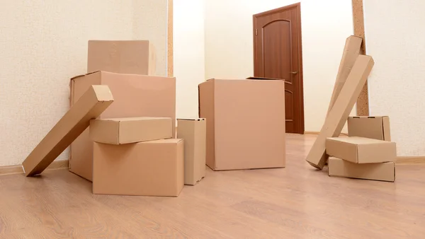 Habitación vacía con pila de cajas de cartón: concepto de casa móvil — Foto de Stock