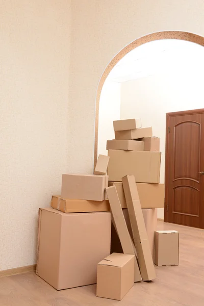 Empty room with stack of cartons: moving house concept — Stock Photo, Image