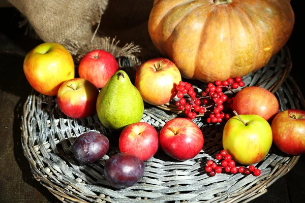 Осенний состав фруктов и тыкв на столе крупным планом — стоковое фото