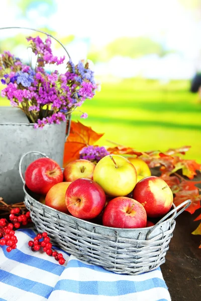 Manzanas jugosas en canasta sobre mesa sobre fondo natural —  Fotos de Stock