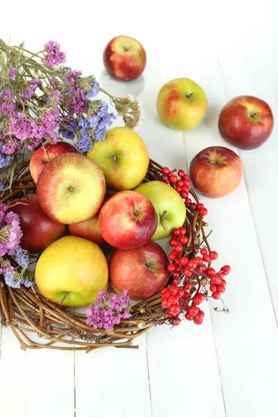 Saftige Äpfel auf weißem Holztisch — Stockfoto