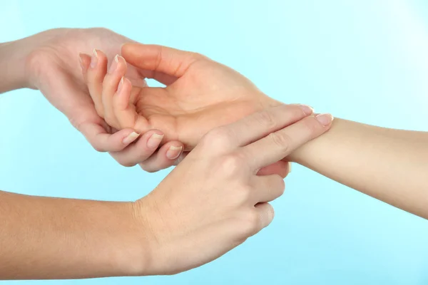 Measuring pulse on light blue background — Stock Photo, Image