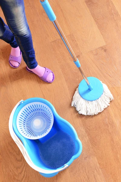 Huis schoonmaken met mop — Stockfoto