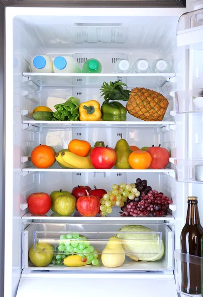 Refrigerador lleno de comida —  Fotos de Stock