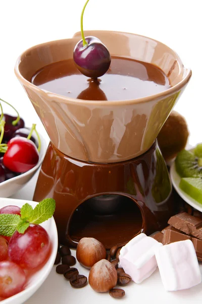 Chocolade fondue met gesneden fruit, geïsoleerd op wit — Stockfoto