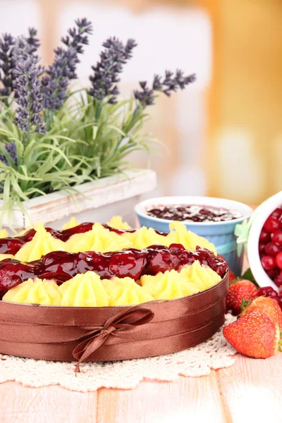 Torta caseira frutada saborosa com bagas, na mesa — Fotografia de Stock