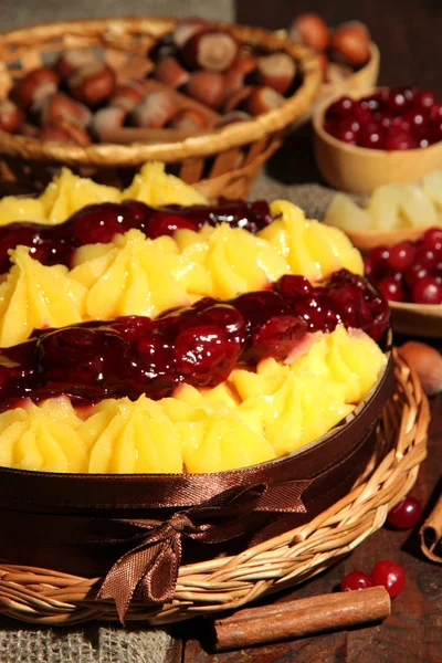 Вкусный фруктовый домашний пирог с ягодами и орехами, на коричневом деревянном столе — стоковое фото