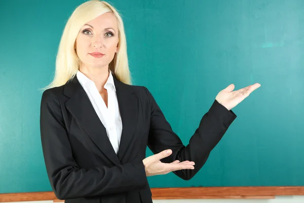 Lehrerin in der Nähe der Tafel im Klassenzimmer — Stockfoto