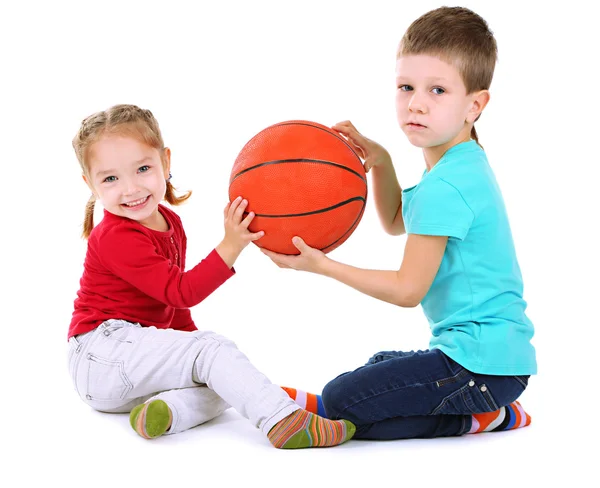 Kleine Kinder spielen mit Ball isoliert auf weißem Untergrund — Stockfoto