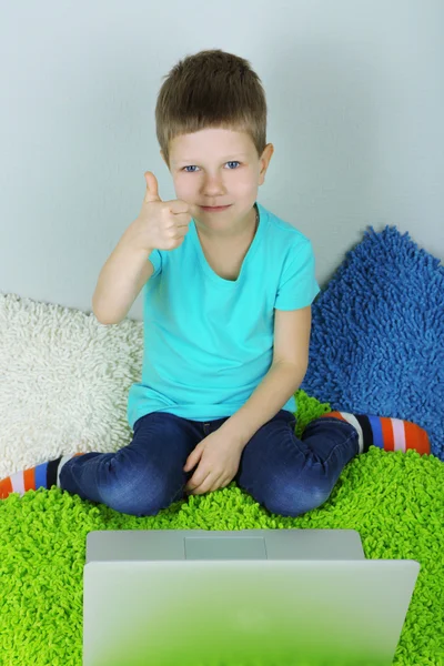 Kleiner Junge mit Laptop auf dem Bett — Stockfoto