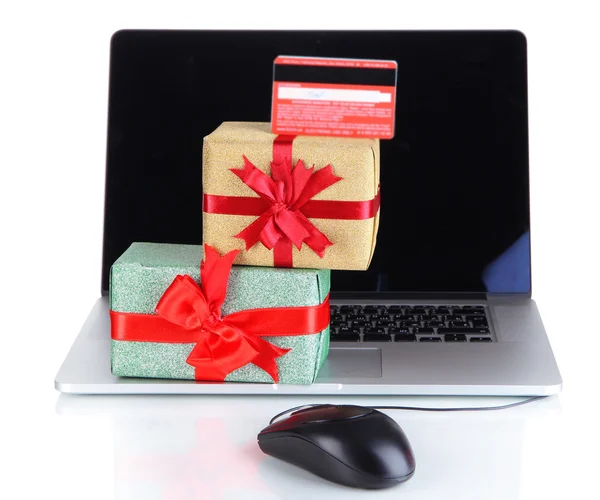 Laptop, Geschenke und Computermaus isoliert auf weiß — Stockfoto