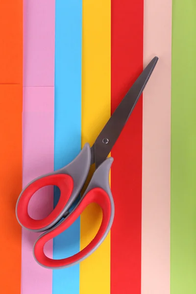 Красочный картон и ножницы крупным планом — стоковое фото