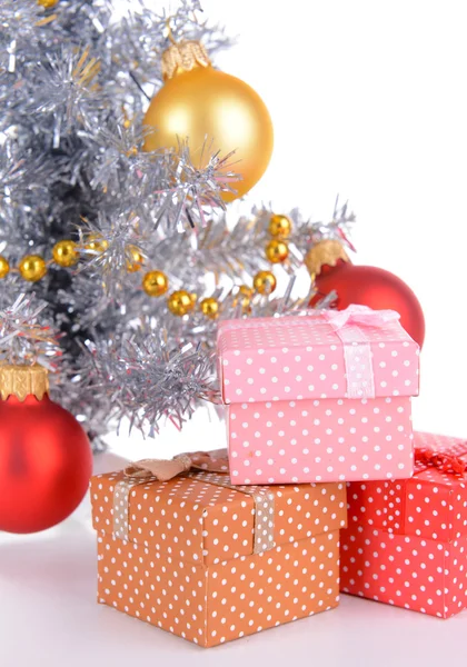 Decoratieve kerstboom met geschenken geïsoleerd op wit — Stockfoto