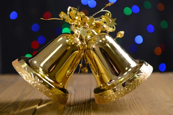Різдвяні дзвіночки на столі на яскравому фоні — стокове фото