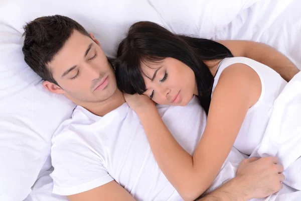 Coppia innamorata che dorme a letto — Foto Stock