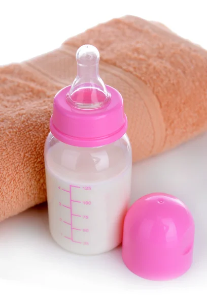 Baby bottle with milk and towel close-up — Stock Photo, Image