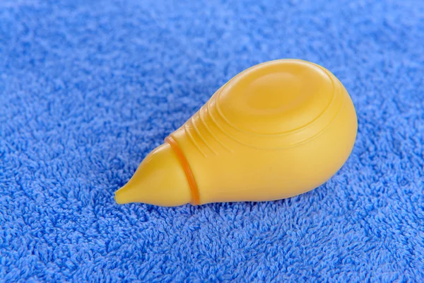 Dziecka aspirator nosa na tle ręcznik — Zdjęcie stockowe