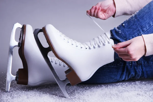 Skater vestindo patins no fundo cinza — Fotografia de Stock