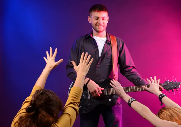 Guitarist singing on stage at a rock concert for his adoring fans — Stock Photo, Image