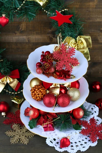 Decoraciones de Navidad en el puesto de postres, sobre fondo de madera — Foto de Stock