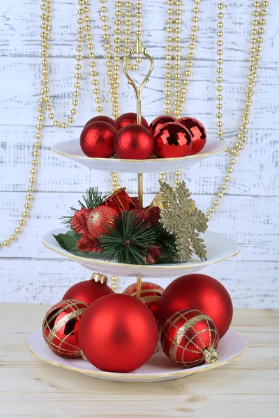 Decoraciones de Navidad en el puesto de postres, sobre fondo de madera — Foto de Stock