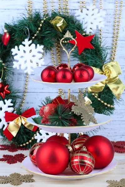 デザートのクリスマスの装飾スタンド、木製の背景の色に — ストック写真