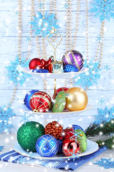 Σταθεί διακοσμήσεις Χριστουγέννων για επιδόρπιο, σε ξύλινο φόντο χρώμα — Φωτογραφία Αρχείου
