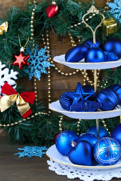 Kerstversiering op dessert staan, op een houten achtergrond kleur — Stockfoto