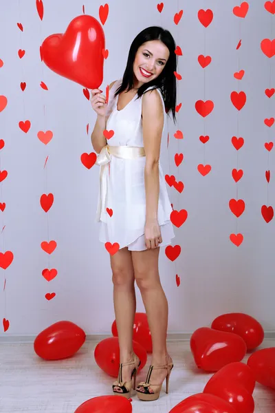 Çekici genç kadın odasında Sevgililer günü balonları — Stok fotoğraf