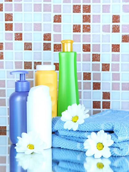 Cosmétiques et accessoires de bain sur fond de carreaux de mosaïque — Photo