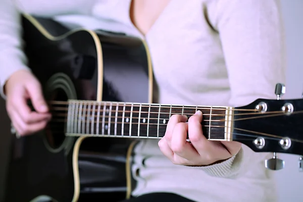 Acoustic guitar in female hands, close-up — Stock Photo, Image