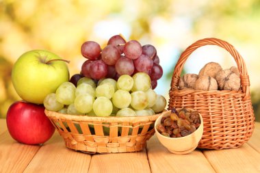 üzüm sepeti ahşap masa üzerinde fındık